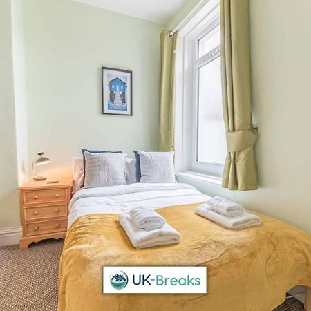 Large, Centrally Located, 5 Bedroom House 워킹턴 외부 사진