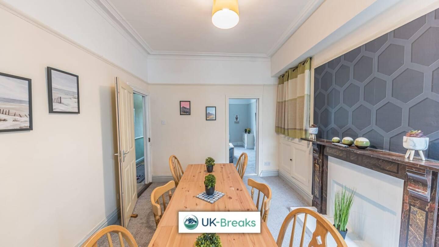 Large, Centrally Located, 5 Bedroom House 워킹턴 외부 사진